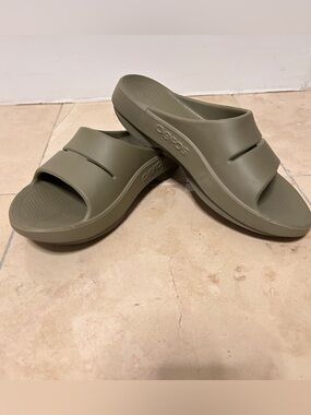 OOFOS Women’s Size 7 Olive Slide Comfort Sandals Recovery Lightweight Washable